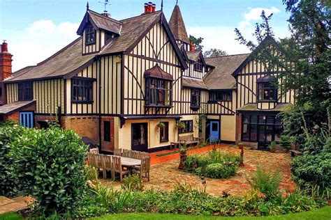 what were tudor houses made of|Tudor Houses in England .